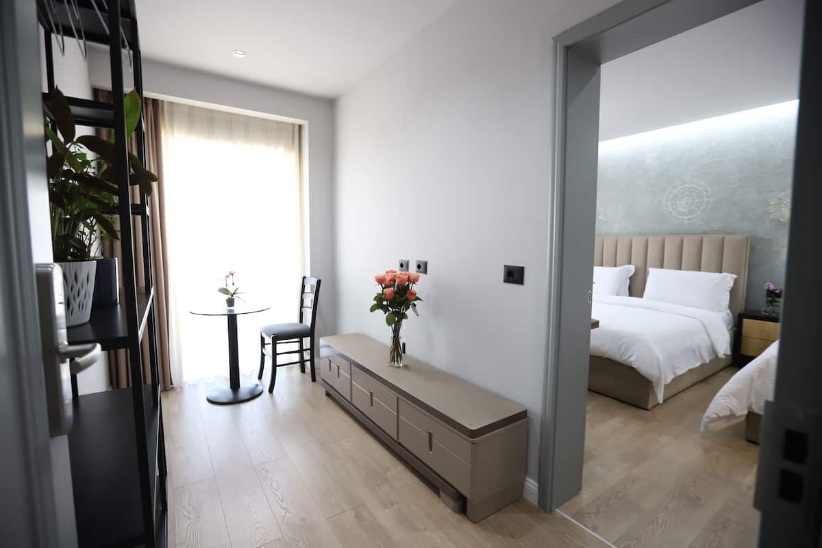 1 Schlafzimmer, Zimmersafe, Schreibtisch, laptopgeeigneter Arbeitsplatz