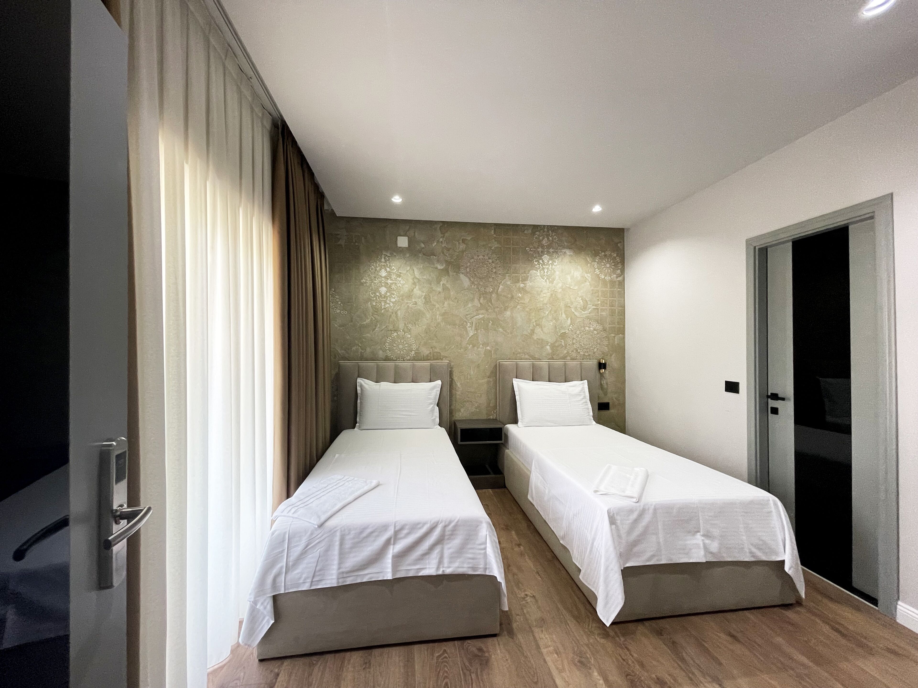 Caja de seguridad en la habitación y escritorio 