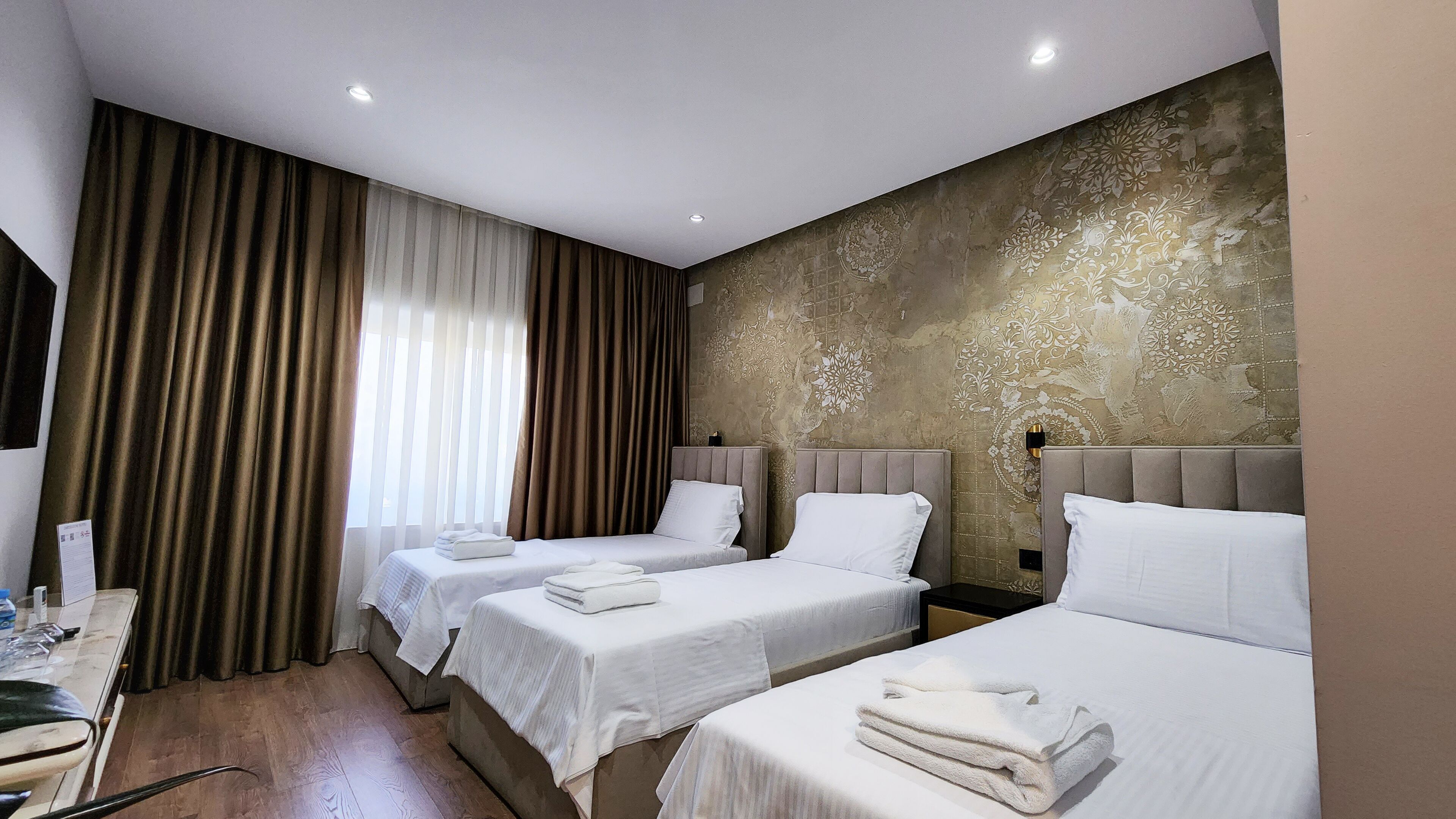 Caja de seguridad en la habitación y escritorio 