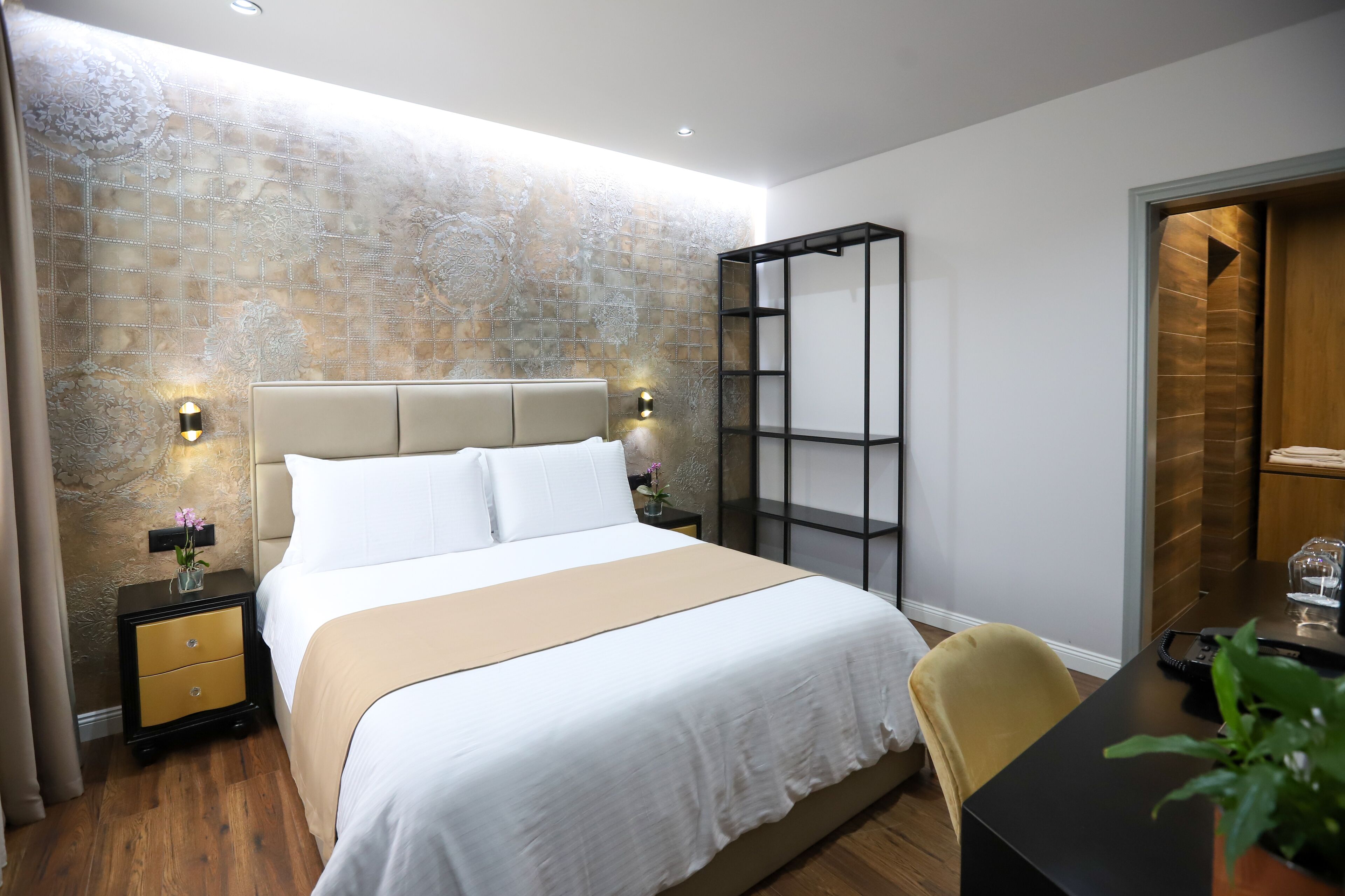 Deluxe Double Room with Jacuzzi | Caja de seguridad en la habitación y escritorio 