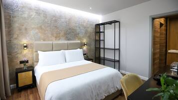 Deluxe Double Room with Jacuzzi | Caja de seguridad en la habitación y escritorio