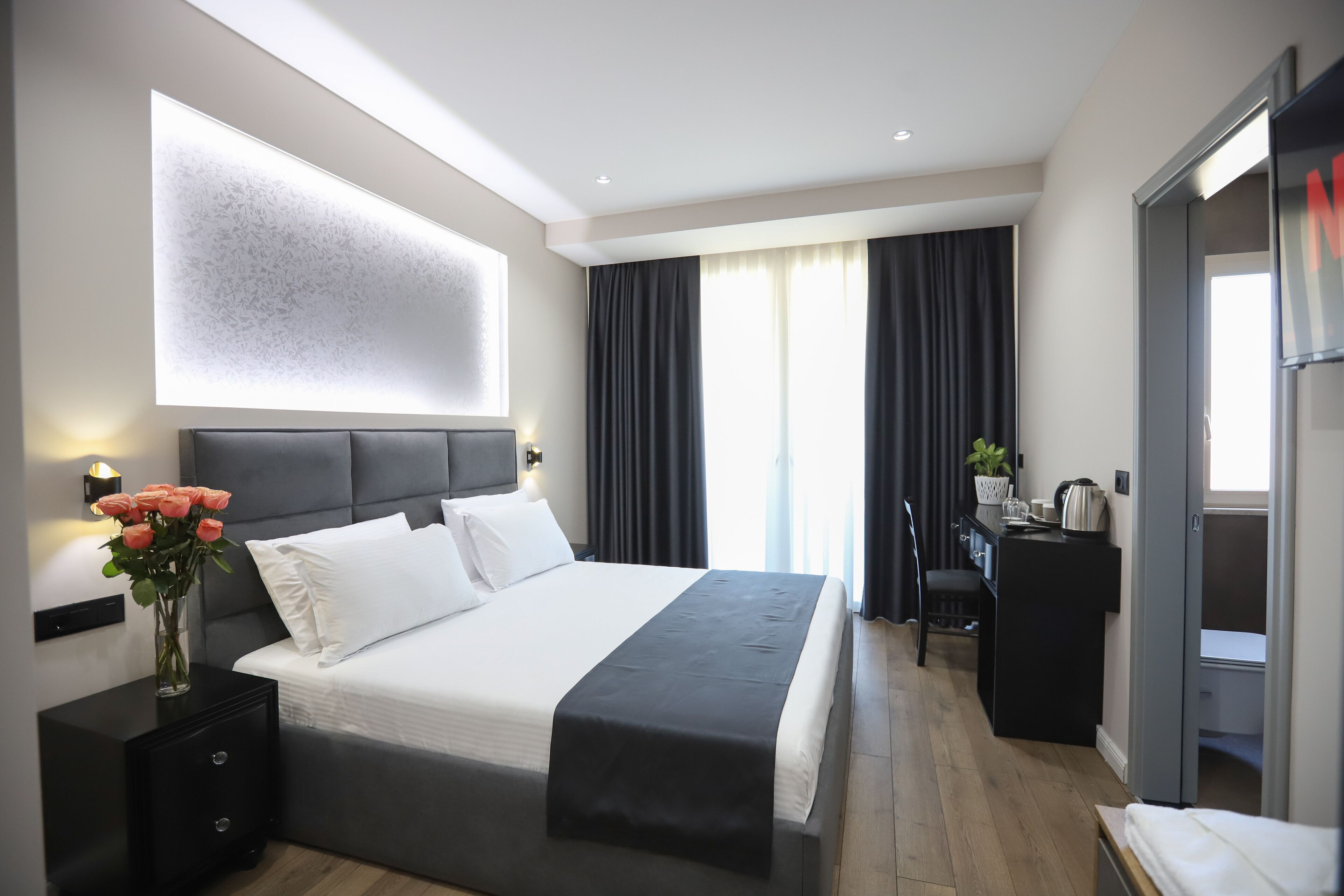 Caja de seguridad en la habitación y escritorio 