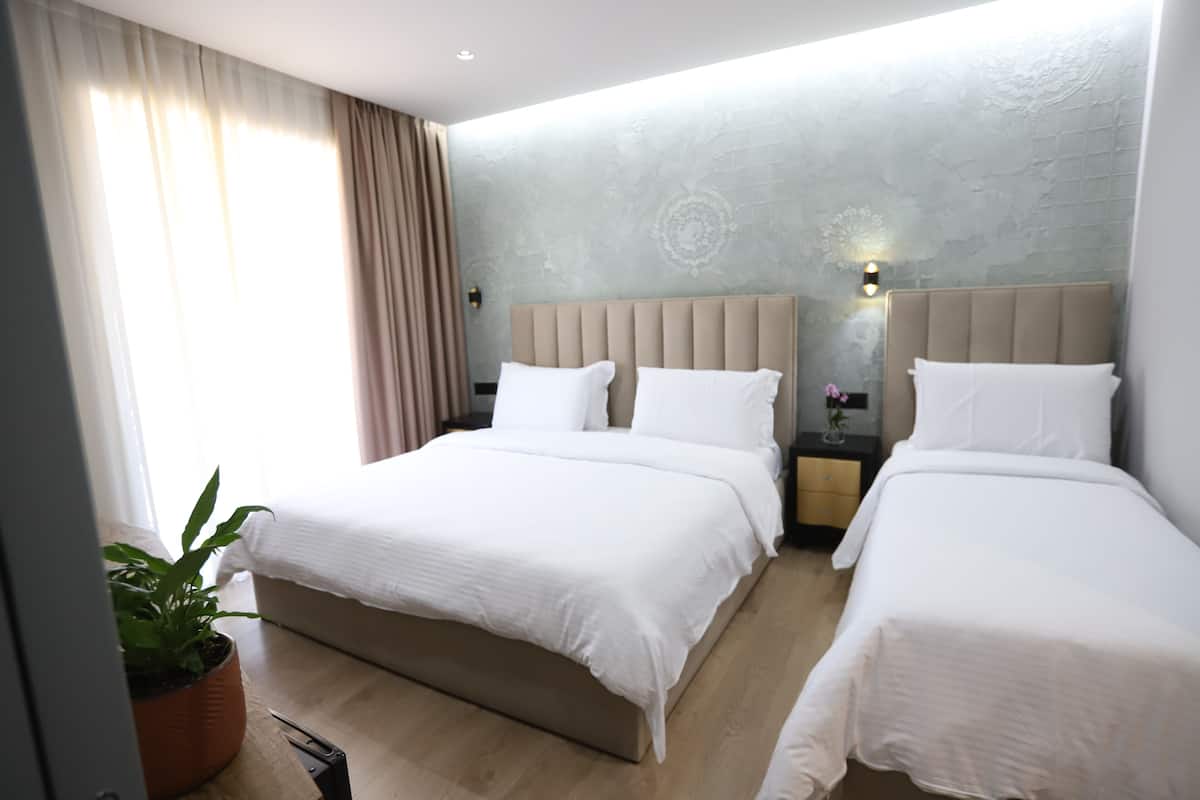 Triple Room with Jacuzzi | 1 Schlafzimmer, Zimmersafe, Schreibtisch, laptopgeeigneter Arbeitsplatz