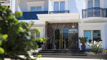 Vista frontal de la propiedad