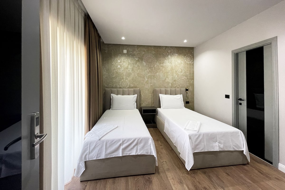 Zweibettzimmer | 1 Schlafzimmer, Zimmersafe, Schreibtisch, laptopgeeigneter Arbeitsplatz
