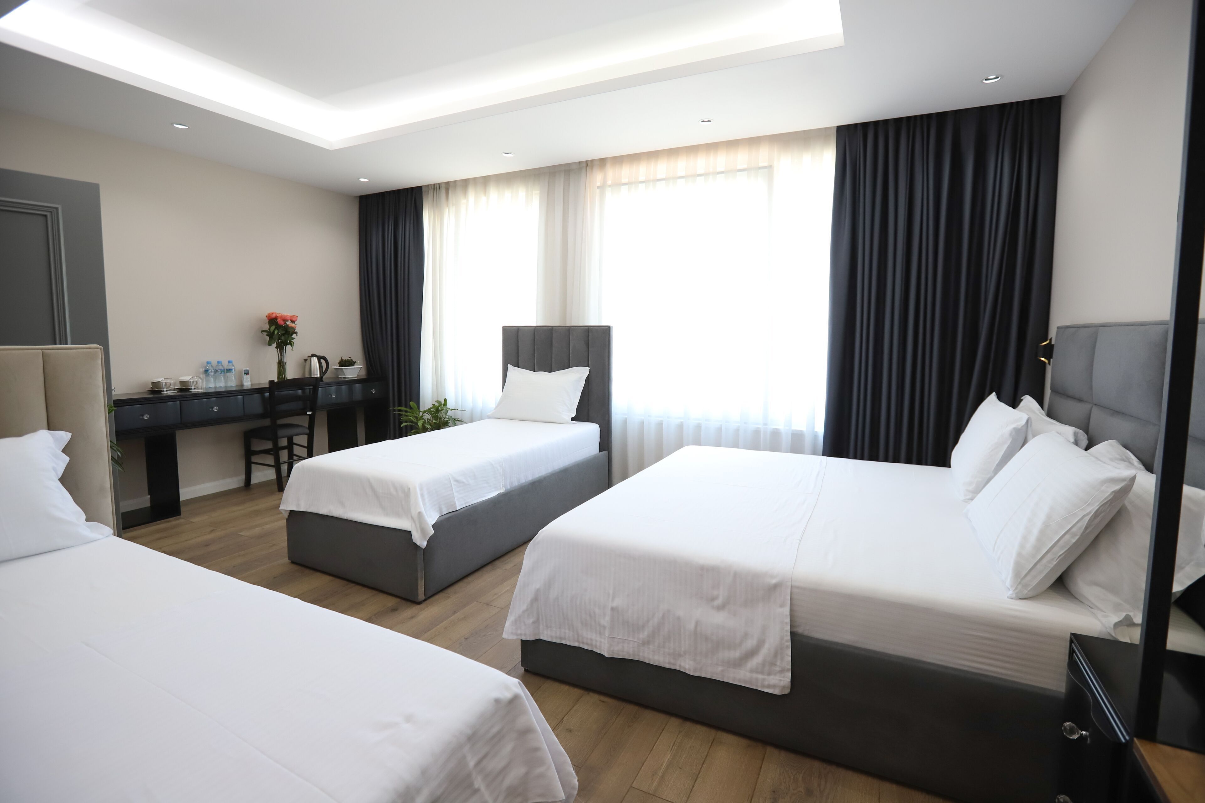 Caja de seguridad en la habitación y escritorio 