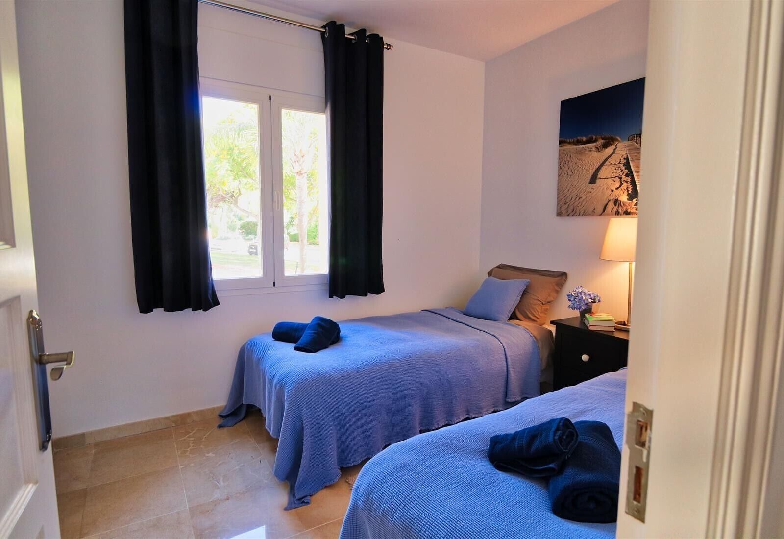 3 slaapkamers, een strijkplank/strijkijzer, gratis wifi, beddengoed