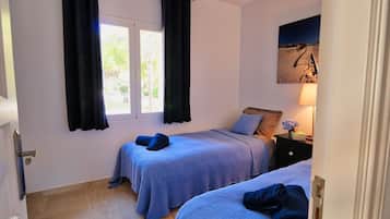 3 slaapkamers, een strijkplank/strijkijzer, gratis wifi, beddengoed