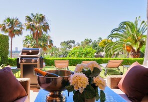Property grounds - Fabulous Apartment in 'Elviria Hills' with Sea View, Shared Pool & Wi-Fi (Elviria)