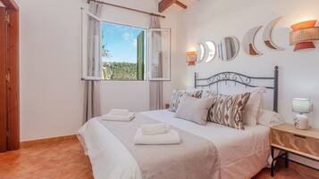 3 bedrooms, iron/ironing board, free WiFi, bed sheets