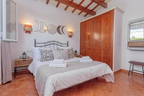 3 chambres, fer et planche à repasser, Wi-Fi gratuit, draps fournis