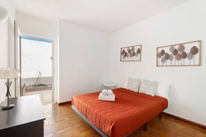 3 室のベッドルーム、WiFi (無料)、ベッドシーツ