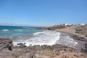 Beach nearby - Beautiful 'Villa Duque Poris' with Sea View, Pool, Garden & Wi-Fi (Arico)