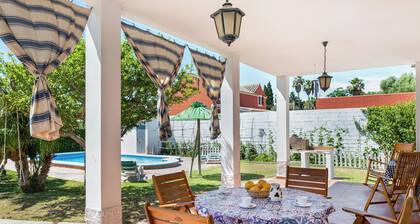 Casa CaramĂĄ avec piscine, jardin et Wi-Fi. Animaux admis