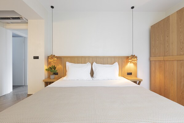 2 habitaciones, tabla de planchar con plancha y cuna de viaje 
