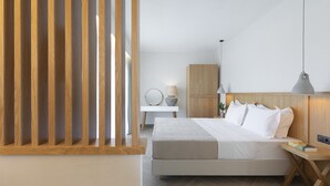Een moderne slaapkamer met een houten hoofdeinde, een nachtkastje met lamp en een kamerplantje.