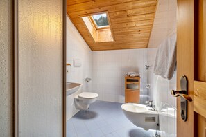 Dusj, hårføner og håndklær