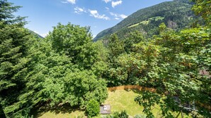 A mountainous landscape with dense forest and a clear sky. - Mayrhof Ahorn Apartment with Mountain View, Wi-Fi & Balcony (St. Pankraz)
