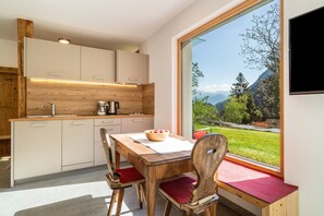 Refrigerador, parrilla de estufa, lavavajillas y cafetera y tetera 