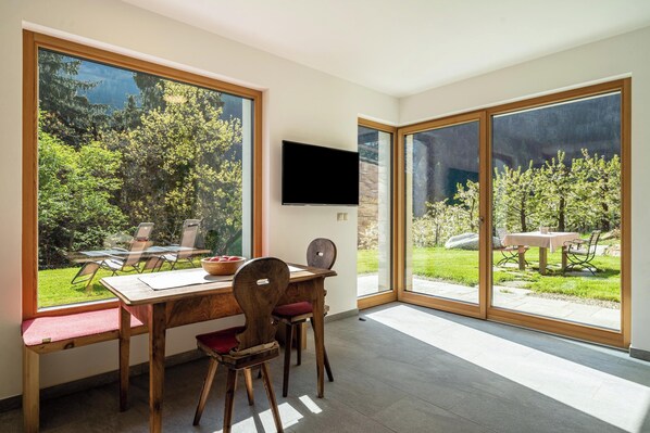 Dining - Apartment 'Mayrhof Vergissmeinnicht' with Mountain View, Wi-Fi, Balcony & Garden (St. Pankraz)