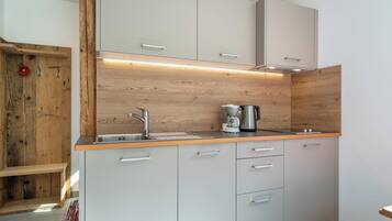 Frigorífic, placa de cuina, rentaplats i cafetera i tetera
