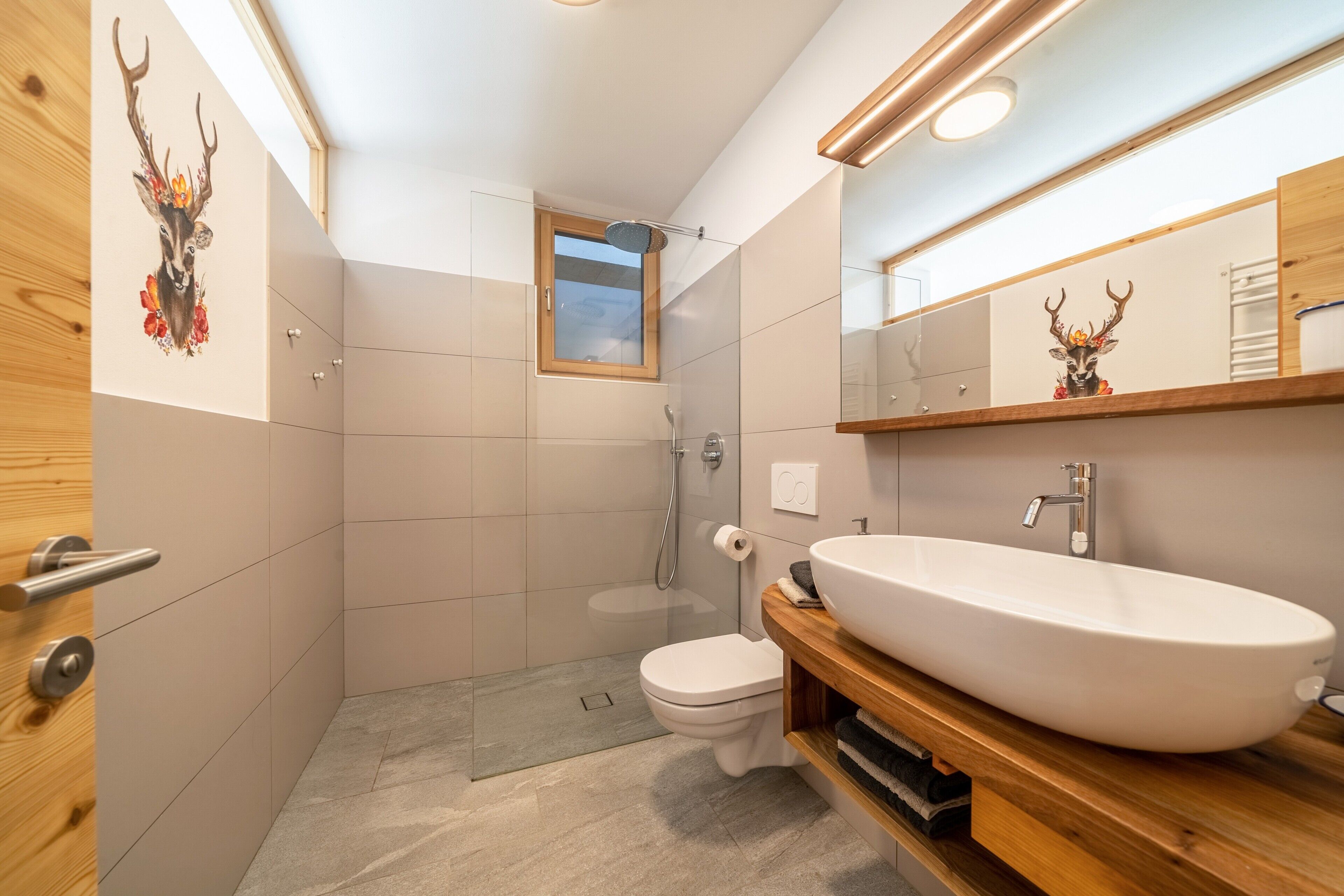 Dusche, kostenlose Toilettenartikel, Haartrockner, Handtücher