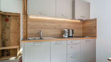 Réfrigérateur, plaque de cuisson, lave-vaisselle, cafetière/bouilloire