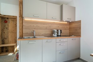 Fridge, stovetop, dishwasher, coffee/tea maker - Mayrhof 'Vergissmeinnicht' Apartment with Mountain View, Wi-Fi, Balcony & Garden (St. Pankraz)