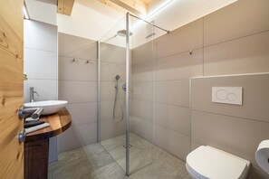 Suihku, hiustenkuivaaja, pyyhkeet