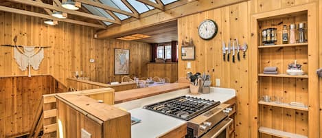 Kühlschrank, Mikrowelle, Herdplatte, Geschirrspüler