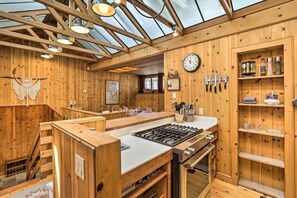Kühlschrank, Mikrowelle, Herdplatte, Geschirrspüler
