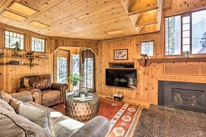 TV, fireplace, stereo