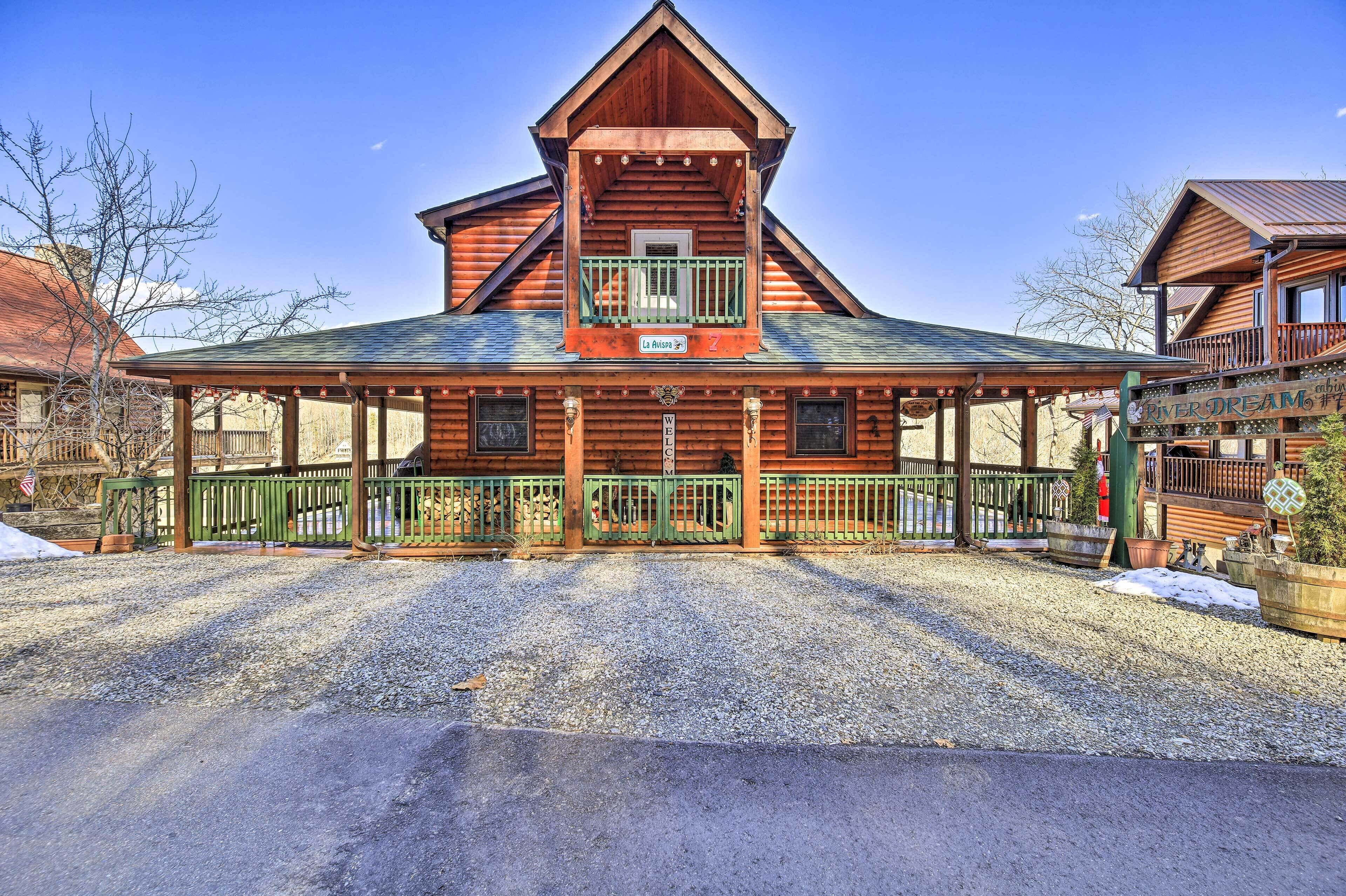 'River Dream Cabin' on New River w/ Deck, Fire Pit