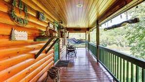 A wooden cabin with a porch, a view of the river, and a sign that reads 'New River.' - 'River Dream Cabin' on New River w/ Fire Pit (Piney Creek)