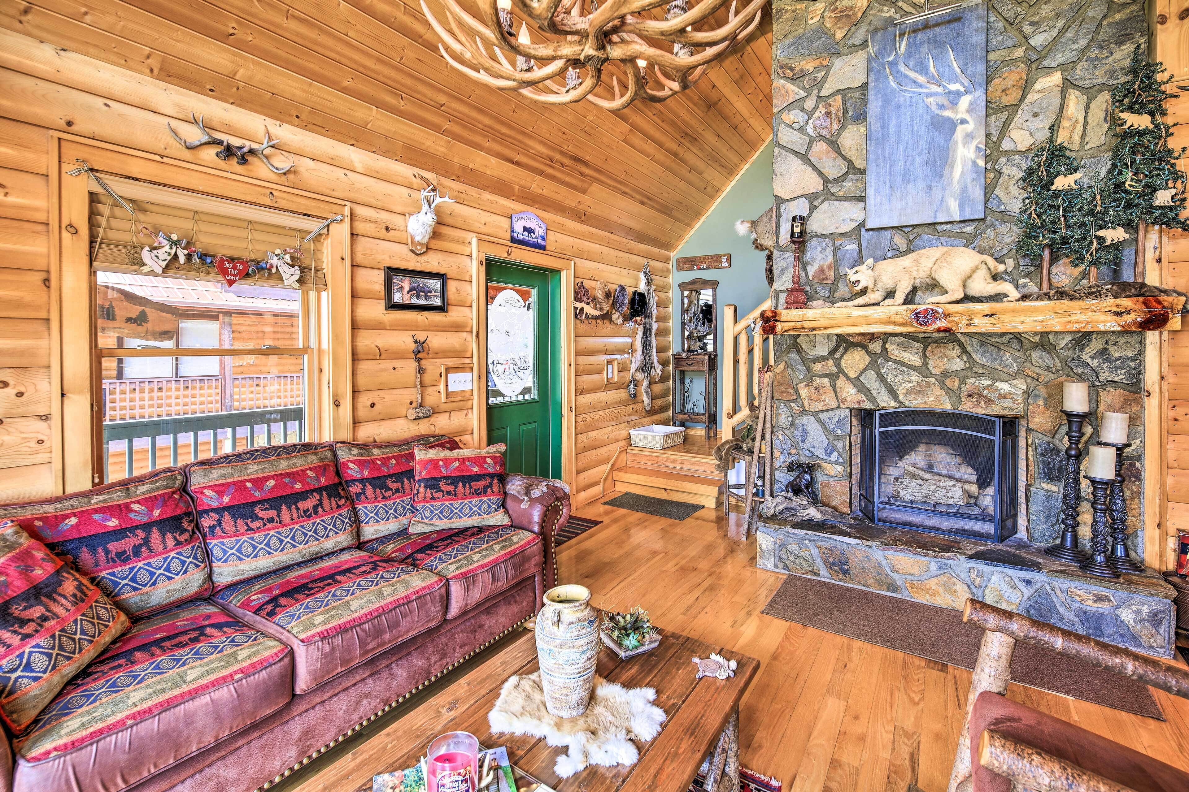 'River Dream Cabin' on New River w/ Deck, Fire Pit