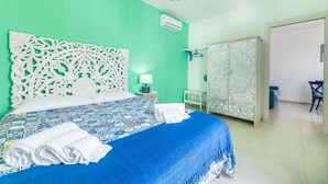 A room with a bed, a wardrobe, and a bathroom. - Appartamento Playa Iside - Torre... (Torre lapillo)