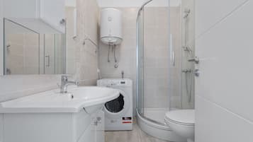 Comfort Studio | Bathroom | Shower, towels