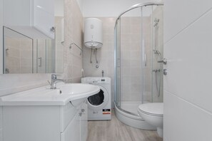 Comfort Studio | Bathroom | Shower, towels - Mima apartments (Rijeka)