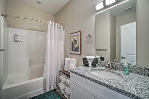 Amenidades de baño gratuitas, secadora de cabello, toallas 