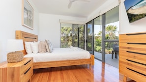 4 bedrooms, iron/ironing board, Internet, bed sheets