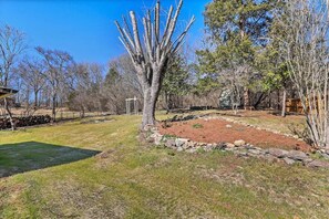 Property grounds - Hilltop House - country music cottage · Country Music Cottage - Close to Nashville (Hendersonville)