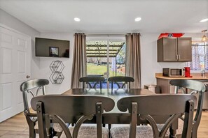 Dining - Hilltop House - country music cottage · Country Music Cottage - Close to Nashville (Hendersonville)