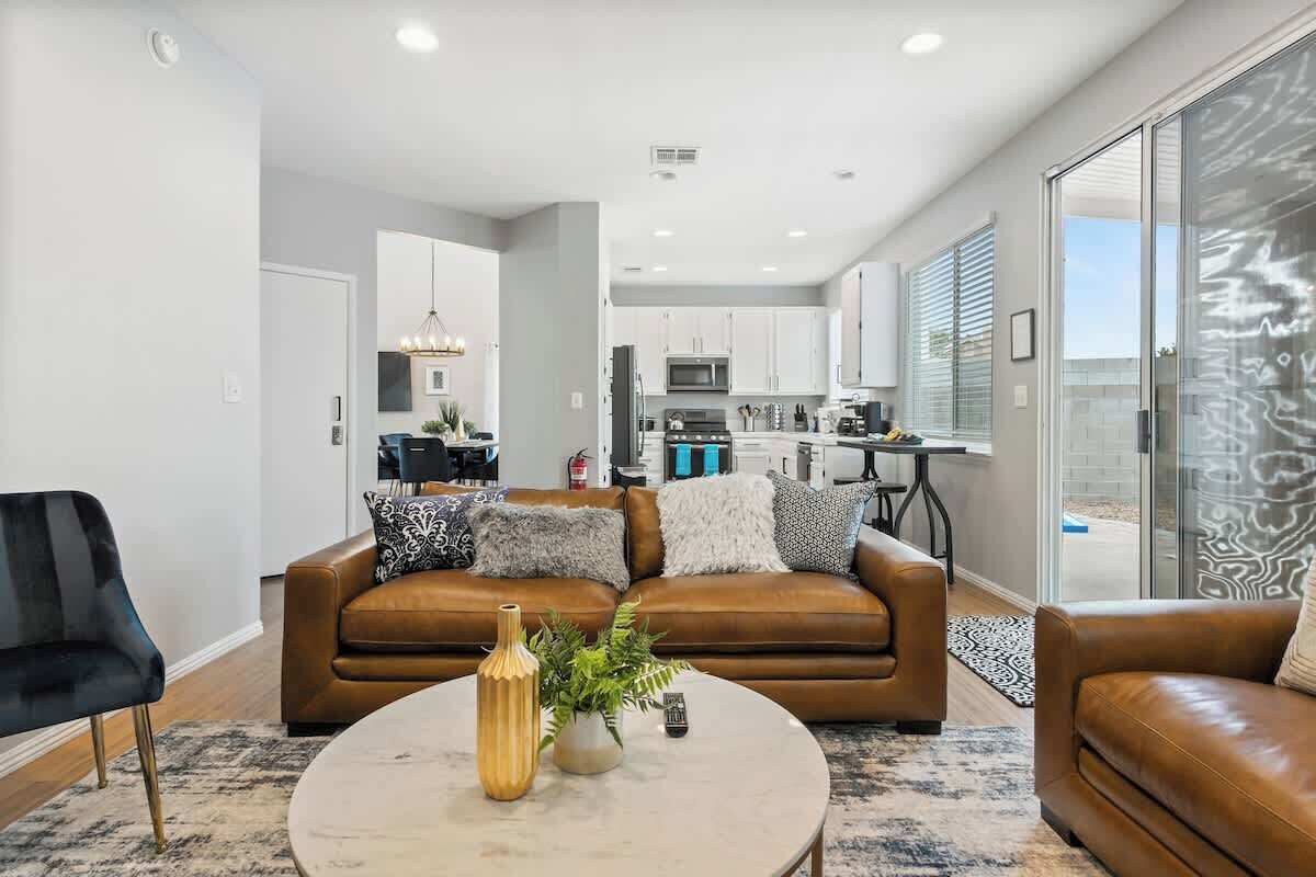 Televisión, chimenea y oficina 