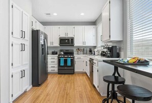 Frigorífic, microones, forn i placa de cuina 