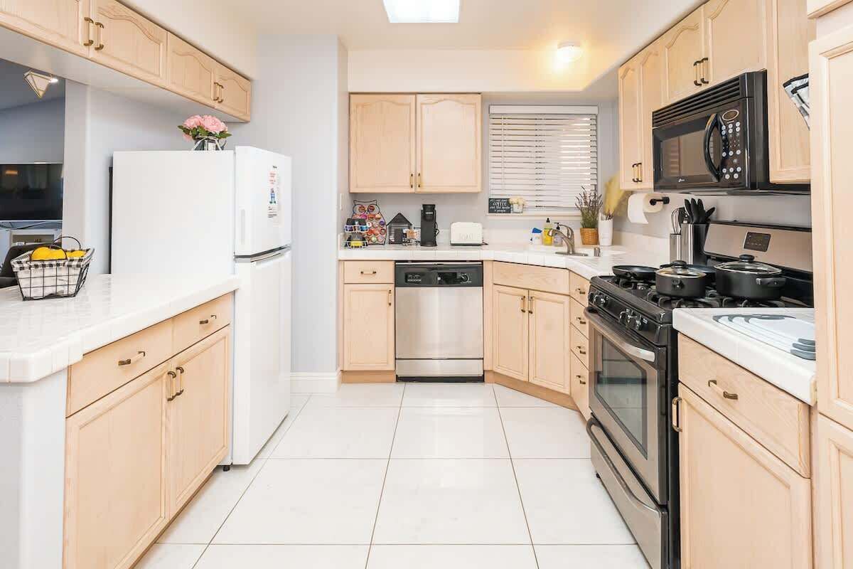 ثلاجة، ميكروويف، فرن، موقد طهي مسطح