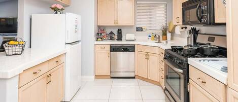 Refrigerador, microondas, horno y parrilla de estufa