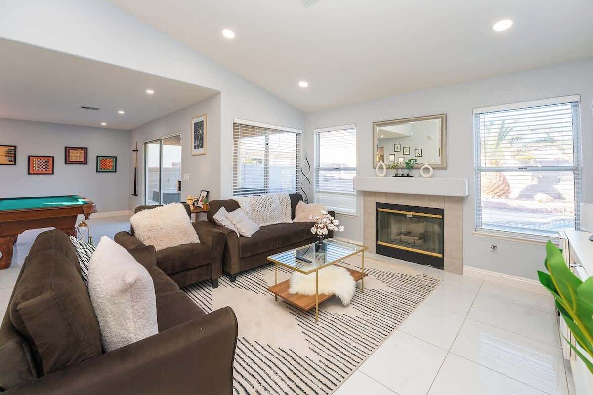 Televisor, llar de foc i oficines 