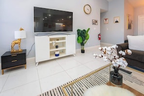 Televisión, chimenea y oficina
