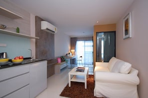 Living area - One Bedroom in the heart of Sathorn, Bangkok (Bangkok)