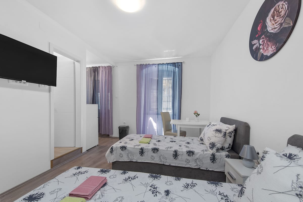 Economy Studio | Free WiFi